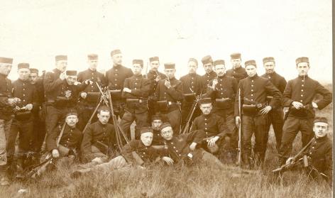 De étudiants-soldats van de Universiteit Gent aan de vooravond van de Eerste Wereldoorlog in 1913, het jaar dat de algemene dienstplicht in België wordt ingevoerd (© Universiteitsarchief Gent, AlbumI_12).