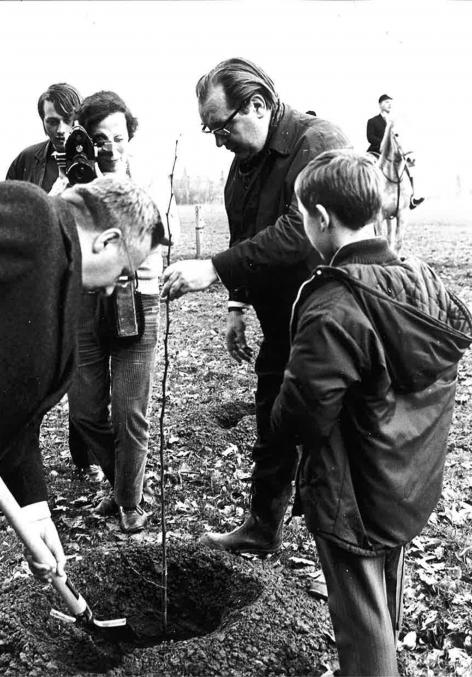 Marcel Van Miegroet plant onder persbelangstelling een boom op het weiland naast het Aelmoeseneiebos op 21 maart 1970. (Collectie ForNaLab)