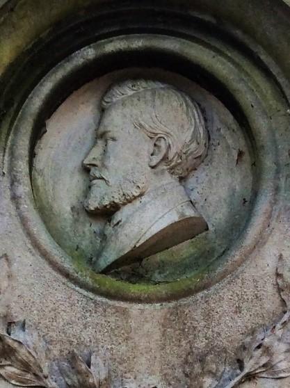 Detail van het fronton van het grafmonument van rechtsgeleerde Albéric Allard (1834-1872) (foto René Vermeir).