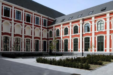 Binnenkoer van de gerestaureerde Braunschool in de Voldersstraat, die in 2010 heropende als onderdeel van de faculteit Rechtsgeleerdheid (Beeldbank afdeling Communicatie UGent, foto Hilde Christiaens).