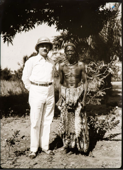 Afrikanist Amaat Burssens poseert naast een inlandse man tijdens zijn tweede reis naar koloniaal Congo in 1937 (Collectie Universiteitsbibliotheek UGent, BIB.GLAS.008211).