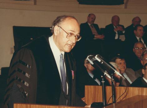 Psychoanalyticus Julien Quackelbeen (1935-2016) spreekt als promotor een laudatio uit voor de uitreiking van een eredoctoraat tijdens Dies Natalis op 8 maart 1985 (© R. Masson, Collectie Universiteitsarchief Gent, FA_060_008).