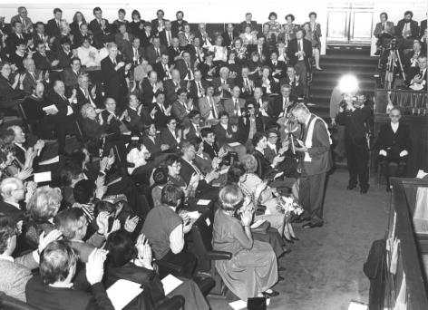 Bij de derde lustrumviering van het Interfacultair Centrum voor Milieusanering in 1988 krijgt Paul Knapen (staand) een eredoctoraat. (© UGent, collectie Universiteitsarchief, FA_068_023)