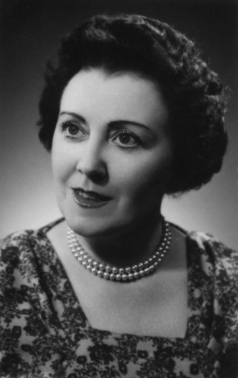 Marguerite De Riemaecker-Legot (1913-1977) is de eerste vrouwelijke minister in België en haalde haar diploma rechten aan de Universiteit Gent (foto uit De Riemaecker, 'Marguerite De Riemaecker-Legot', 2015)