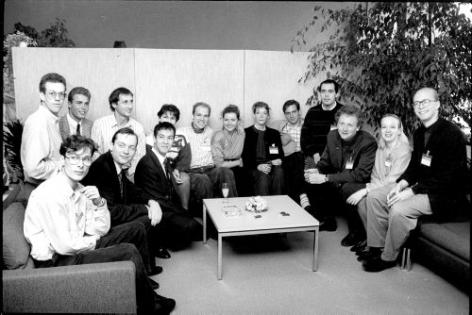 De eerste lichting Gentse uitgaande Erasmusstudenten in het academiejaar 1988-89 bij hun terugkomst in Gent in 1989. Pierre Schoentjes zit derde van rechts (© Universiteitsarchief Gent, SA20_1989_001). 