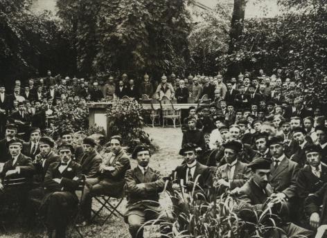Groepsfoto in de tuin van het studentenhuis HOU ende TROU van het Gentsch Studenten Corpsch tijdens de inhuldiging op 3 juni 1918. Enkele maanden later valt het doek over de Vlaamse Hogeschool. (Universiteitsbibliotheek Gent)