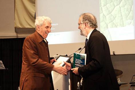 Bodemkundige Donald Gabriëls krijgt felicitaties van rector Van Cauwenberge bij zijn voorzitterschap van de UNESCO Chair on Eremology op 22 januari 2008. (© UGent, foto Hilde Christiaens, Collectie Beeldbank UGent)