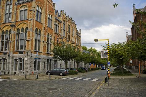 De Jozef Kluyskensstraat met links het Rommelaerecomplex van de universiteit en rechts het voormalig stedelijk ziekenhuis (Collectie UGentMemorie, © UGent - foto Pieter Morlion).