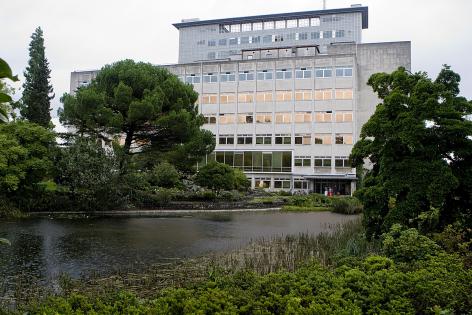 Campus Ledeganck in 2010, met de vijver van de Plantentuin en de gebouwen uit de jaren 1970 (Collectie UGentMemorie, © UGent - foto Pieter Morlion).