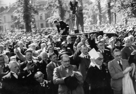 Sinds de campagne voor de vernederlandsing was Vermeylen een gevierd spreker. Hier staat hij, speech in de hand, op de Guldensporenherdenking in Kortrijk op 11 juli 1939 (Collectie Amsab-Instituut voor Sociale Geschiedenis - foto Louis van Cauwenbergh).