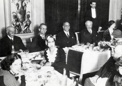 In mei 1932 vierden zijn vrienden de 60ste verjaardag van Vermeylen. We zien Cyriel Buysse, Camille Huysmans, Vermeylen, Fernand Toussaint van Boelaere en uiterst rechts vermoedelijk Vermeylens ernstig zieke vrouw Gaby (Collectie AMVC-Letterenhuis).
