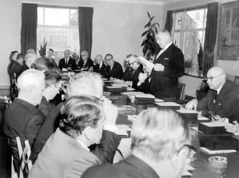 Rector Bouckaert spreekt de leden toe van het nieuwe Raadgevend College van de UGent in 1967 (Collectie Universiteitsarchief Gent - foto R. Masson).