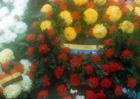 De universiteit biedt een bloemenkrans aan voor de slachtoffers van de Tweede Wereldoorlog bij een herdenking in 1979 (Collectie Universiteitsarchief Gent).