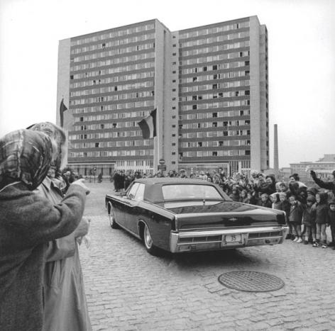 De limousine van koning Boudewijn komt aan bij studentenhome Boudewijn bij de inhuldiging in 1967 (Collectie Universiteitsarchief Gent - foto I.M.P.F.).