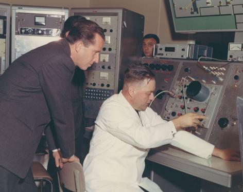 Koning Boudewijn bezoekt het Instituut voor Nucleaire Wetenschappen in 1967 (Collectie Universiteitsarchief Gent - foto R. Masson).