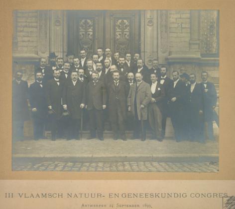 Groepsfoto van het Vlaamsch Natuur- en Geneeskundig Congres in Antwerpen op 24 september 1899 (Collectie Universiteitsarchief Gent).