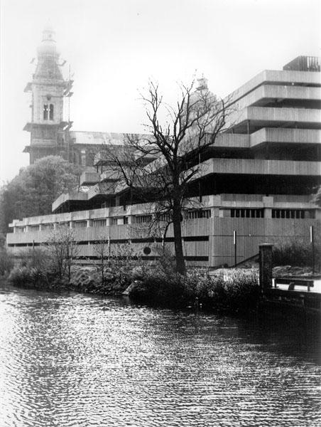 Campus Hoveniersberg, waar Economie gehuisvest is, ligt lieflijk langs de Schelde. Op het achterplan verrijst de Sint-Pieterskerk (Collectie Universiteitsarchief Gent).