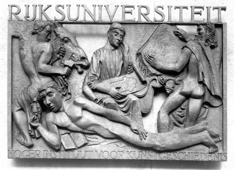 Bas-reliëf van Jozef Cantré aan de ingang van het HIKO in de Sint-Hubertusstraat (Collectie Universiteitsarchief Gent).