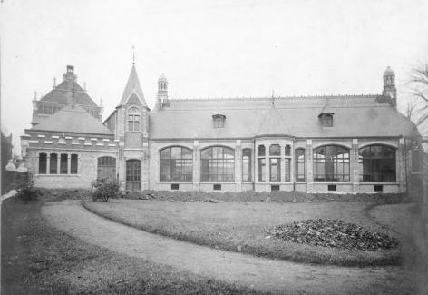 Buitenaanzicht van het grote laboratorium van het Botanisch Instituut in de Ledeganckstraat in 1903 (Collectie Universiteitsarchief Gent).