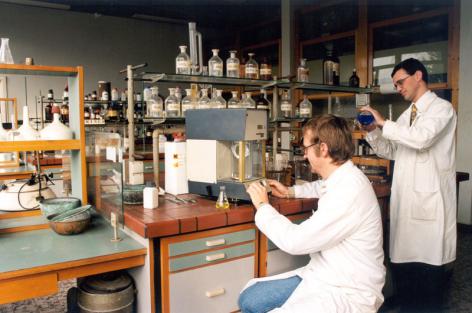 Het laboratorium voor Scheikunde van professor Hoste op campus Sterre (Collectie Universiteitsarchief Gent, © UGent - foto Hilde Christiaens).
