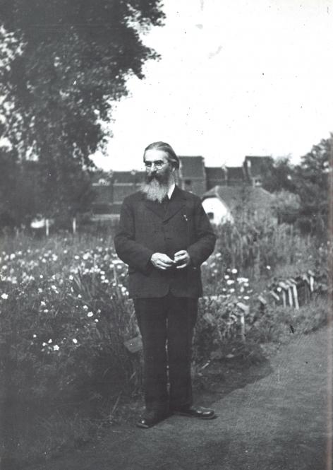 Leo Michel Thiery (1877-1950) in de plantentuin van het Gentse Schoolmuseum.