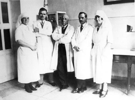 Professor Jules de Nobele (midden) met medewerkers. De foto is wellicht genomen in het Gents Centrum voor Kankerbestrijding (Collectie Universiteitsarchief Gent).