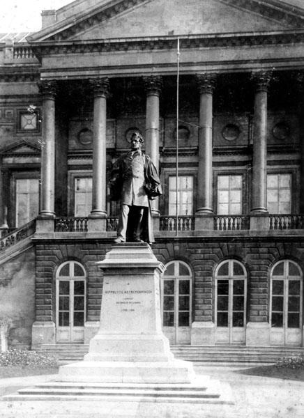 Standbeeld van Hippolyte Metdepenningen voor het Justitiepaleis (Collectie Universiteitsarchief Gent).