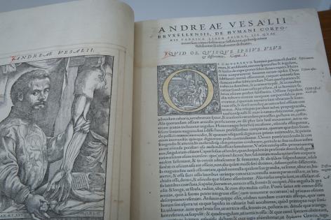 Het boek "De Humani Corporis Fabrica, Libri Septem" van Andreas Vesalius bevat h