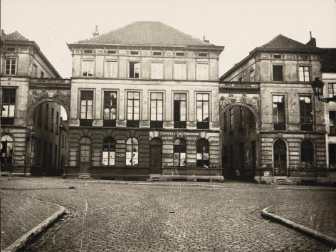 De statige hoofdingangen van het &#039;modelwerkmanscité&#039; het De Vreesebeluik in de Blandijnstraat (foto begin 20ste eeuw, collectie Universiteitsbibliotheek Gent, © UGent).