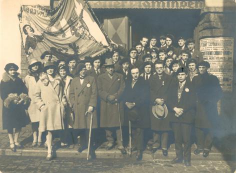 Het Algemeen Vlaamsch Hoogstudentenverbond tak Gent voor clublokaal Uylenspiegel in de jaren 1920 (Collectie Universiteitsarchief Gent - foto Edgar Barbaix).