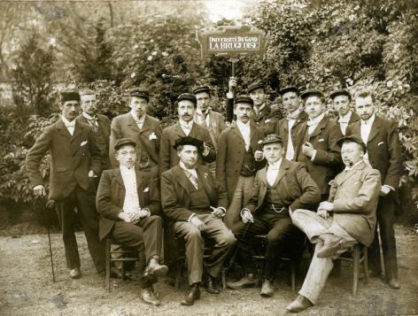 Groepsfoto van de Brugse studentenvereniging La Brugeoise aan het einde van de 19de eeuw (Collectie Universiteitsarchief Gent).