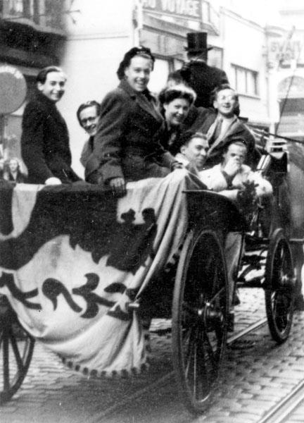 Leden van de Nationale Studentengroepering Gent rijden per koets door de Veldstraat bij de opening van het academiejaar 1947-1948 (Collectie Universiteitsarchief Gent).