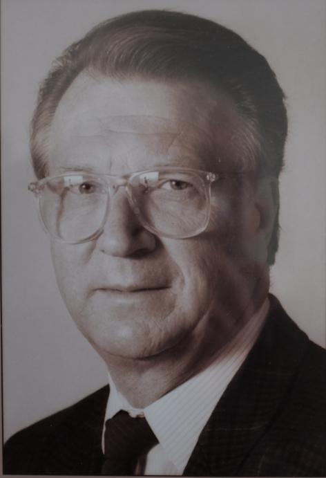 Scheikundige Maurits Vandewalle (1932-2016) hielp het Laboratorium voor Organische Scheikunde internationaal op de kaart zetten (portret dat in de Govaertzaal van de Vakgroep Organische en Macromoleculaire Chemie hangt).  