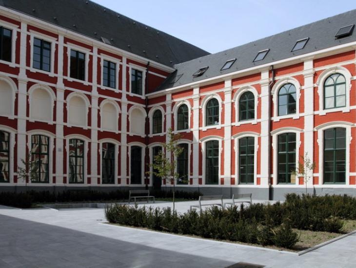 Binnenkoer van de gerestaureerde Braunschool in de Voldersstraat, die in 2010 heropende als onderdeel van de faculteit Rechtsgeleerdheid (Beeldbank afdeling Communicatie UGent, foto Hilde Christiaens).