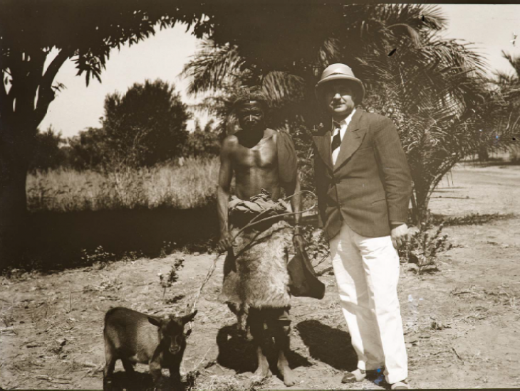 Luba-specialist Amaat Burssens in 1937, poserend naast een inlandse man tijdens zijn tweede expeditiereis naar Congo (Collectie Universiteitsbibliotheek UGent, BIB.GLAS.008222).