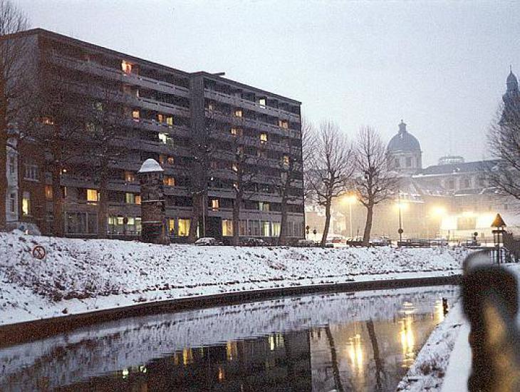Home Heymans wordt in 1973 aan de Isabellakaai opgetrokken en voorziet een honderdtal flats voor getrouwde koppels en een kindercrèche op het gelijkvloers (© UGent, collectie Beeldbank).
