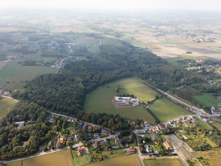 Het Proefbos in Gontrode is 28 hectare groot. Op de voorgrond de gebouwen van het Laboratorium voor Bosbouw, in het midden het bos met de meettoren en bovenaan de spoorlijn die het bos in twee deelt. (Collectie ForNaLab,  © www.Globalview.be)