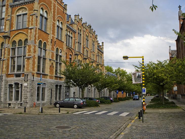 De Jozef Kluyskensstraat met links het Rommelaerecomplex van de universiteit en rechts het voormalig stedelijk ziekenhuis (Collectie UGentMemorie, © UGent - foto Pieter Morlion).