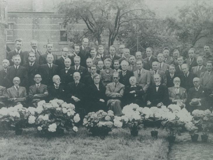 Groepsfoto van de hoogleraren en assistenten van de faculteit Geneeskunde na WO II. In het midden een collega die terugkeerde uit een concentratiekamp (Collectie Universiteitsarchief Gent). 