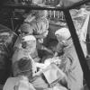 Heelkundige Fritz Derom en zijn team tijdens een operatie in het Academisch Ziekenhuis begin jaren 1960 (Collectie Universiteitsarchief Gent, E10_1961_058, foto A. Van Lancker)