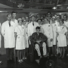 Heelkundige Fritz Derom (midden) en zijn team met patiënt Aloïs Vereecken na de eerste succesvolle longtransplantatie ter wereld, 1969 (foto uit persoonlijk album F. Derom, privécollectie familie Derom)