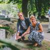 Rector Rik Vandewalle en liberaal schepen Sofie Bracke op 20 juni 2018 bij de plechtige start van het UGent-meterschap van 8 'wetenschappelijke' graven op de Westerbegraafplaats (© UGent, foto Lawrence Schoonbroodt, collectie Beeldbank).