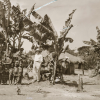 Germanist en specialist Afrikaanse Talen poseert in 1937 bij dorpelingen in Zuidoost Congo, tijdens zijn linguïstisch veldwerkonderzoek (Collectie Universiteitsbibliotheek UGent, BIB.GLAS.008327).  