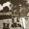 Luba-specialist Amaat Burssens in 1937, poserend naast een inlandse man tijdens zijn tweede expeditiereis naar Congo (Collectie Universiteitsbibliotheek UGent, BIB.GLAS.008222).