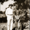 Afrikanist Amaat Burssens poseert naast een inlandse man tijdens zijn tweede reis naar koloniaal Congo in 1937 (Collectie Universiteitsbibliotheek UGent, BIB.GLAS.008211).