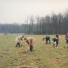 Op 21 februari 1970 vond de eerste Vlaamse Boomplantactie plaats. In Gontrode plantten personeel en omwonenden bomen op de weides naast het nieuwe Proefbos van de UGent. (© Onbekend, collectie Universiteitsarchief Gent, E19_003_003)