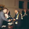 In 1982 krijgt de Senegalees Amadou-Mahtar M’Bow, hoofd van UNESCO, het 1ste Gentse eredoctoraat in de ontwikkelingssamenwerking, op voordracht van het ISVO. Op de achtergrond rechts promotor William De Coster (© Universiteitsarchief Gent, FA_04_018).