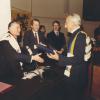 Jacques Cousteau krijgt van rector André Cottenie het eredocstaat in 1983. De eerste Vlaams minister voor Leefmilieu, Waterbeleid en Onderwijs Jan Lenssens (rode das) kijkt toe. (© UGent, collectie Universiteitsarchief, FA_051_010)