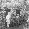 Expeditielid in 1922 in het westen van Belgisch Congo aan de ingang van een grot in Kisantu, tijdens bioloog Paul Van Oyes zending om de mogelijkheid tot viskwekerij in de kolonie te bestuderen (Collectie Universiteitsarchief Gent, GL_0073).