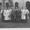 Scheikundige Theodoor Van Hove (vooraan links) met zijn assistent Gaston Goethals (vooraan rechts) ca. 1938, omringd door studenten en personeel van het Laboratorium voor Technische Chemie op een binnenkoer van het Plateaugebouw (collectie Eric Goethals).